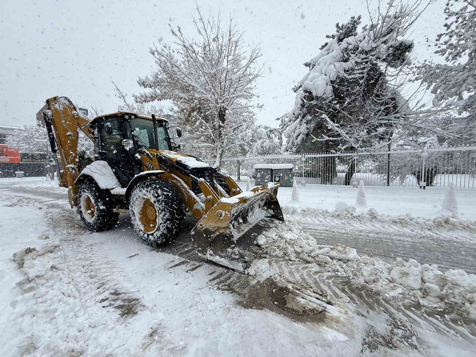 Van’da 389 yerleşim yerinin yolu kapalı