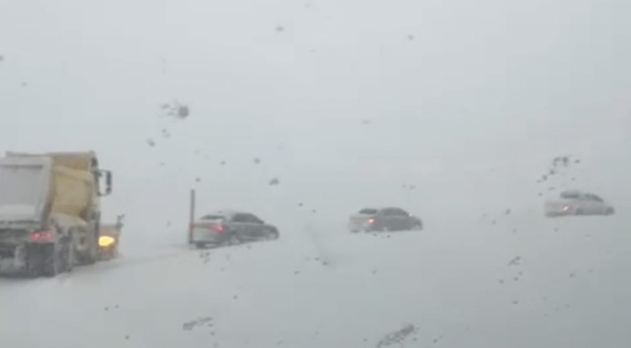 Yüksekova’da kar esareti: Tipi yolları kapattı, onlarca araç mahsur kaldı