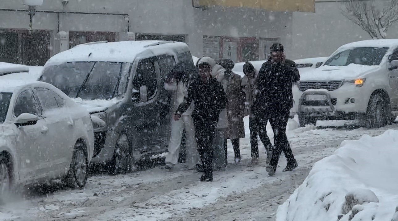 Yüksekova’da kar esareti: Tipi yolları kapattı, onlarca araç mahsur kaldı