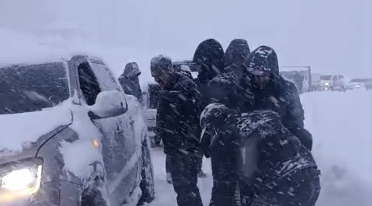 Yüksekova’da kar esareti: Tipi yolları kapattı, onlarca araç mahsur kaldı