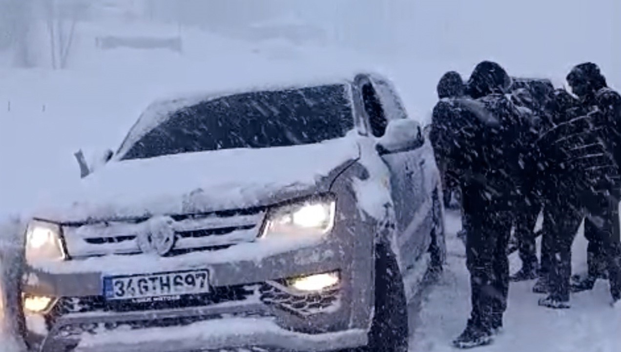 Yüksekova’da kar esareti: Tipi yolları kapattı, onlarca araç mahsur kaldı