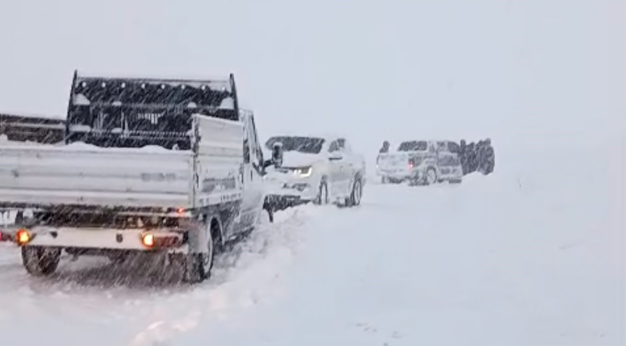 Yüksekova’da kar esareti: Tipi yolları kapattı, onlarca araç mahsur kaldı