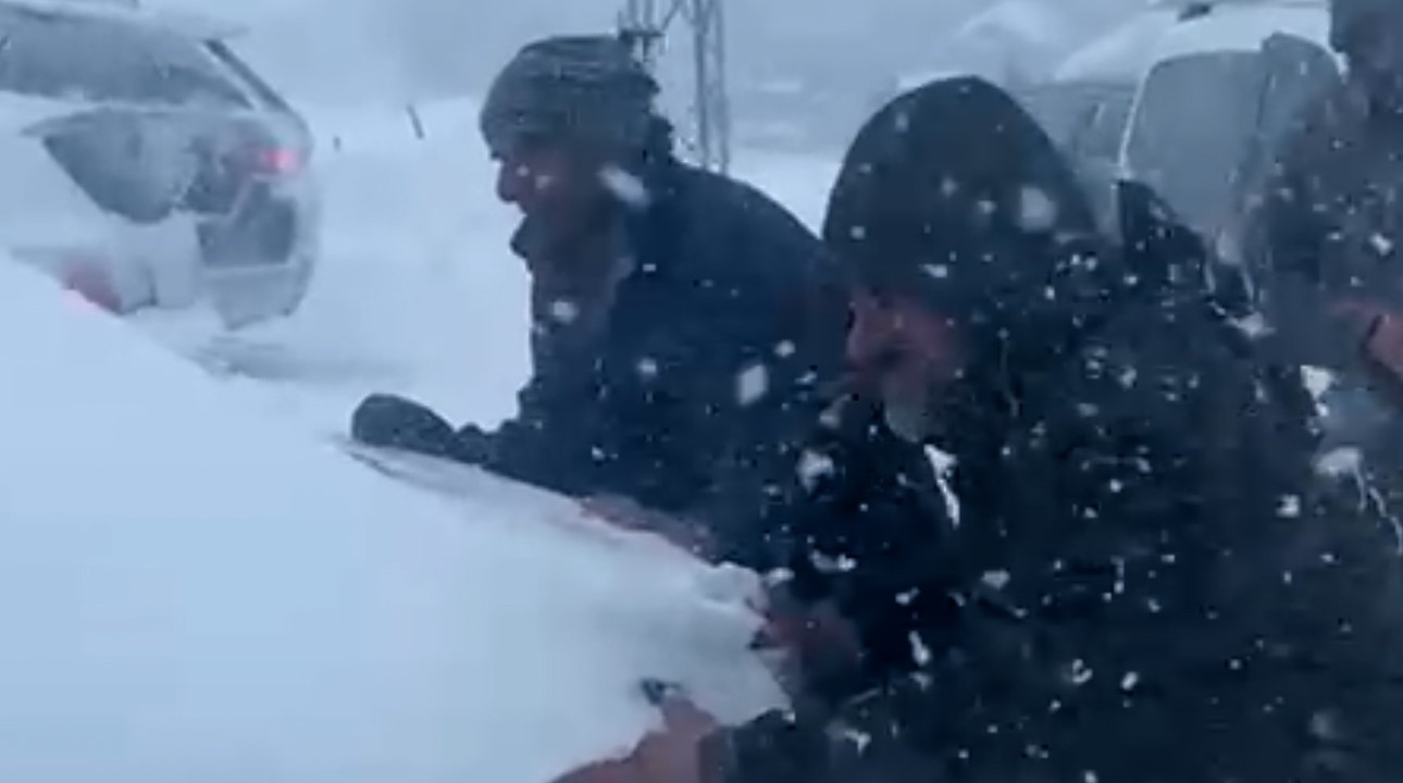 Yüksekova’da kar esareti: Tipi yolları kapattı, onlarca araç mahsur kaldı