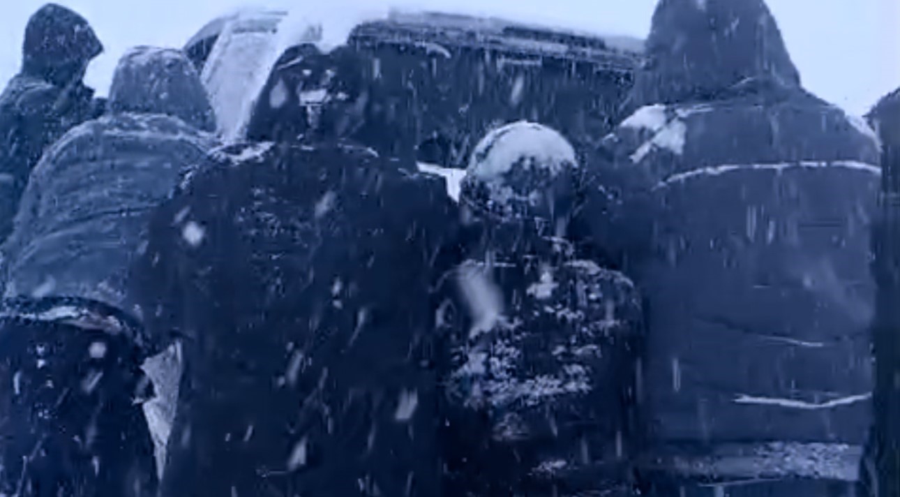 Yüksekova’da kar esareti: Tipi yolları kapattı, onlarca araç mahsur kaldı