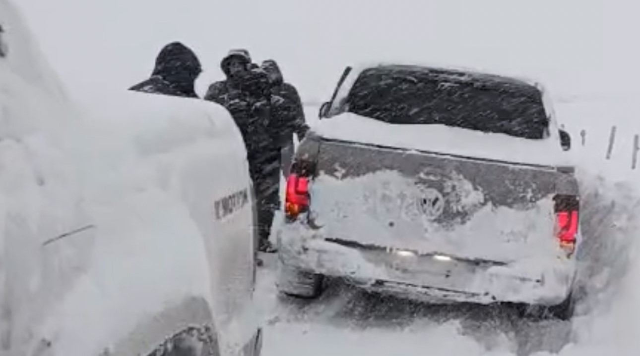 Yüksekova’da kar esareti: Tipi yolları kapattı, onlarca araç mahsur kaldı