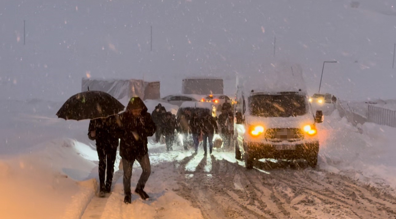 Yüksekova’da kar esareti: Tipi yolları kapattı, onlarca araç mahsur kaldı