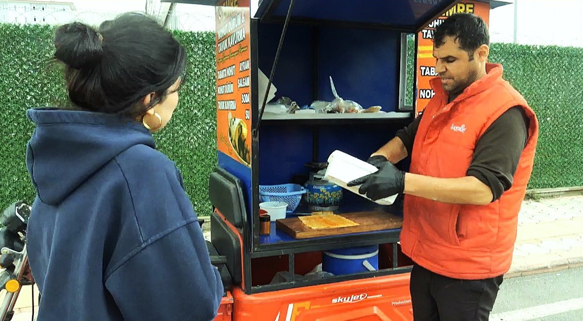 1 metrekarelik ekmek teknesiyle nohut dürüm lezzetini vatandaşın ayağına götürüyor
