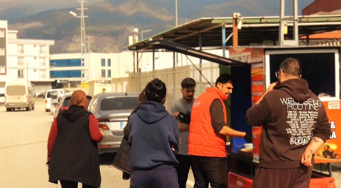 1 metrekarelik ekmek teknesiyle nohut dürüm lezzetini vatandaşın ayağına götürüyor
