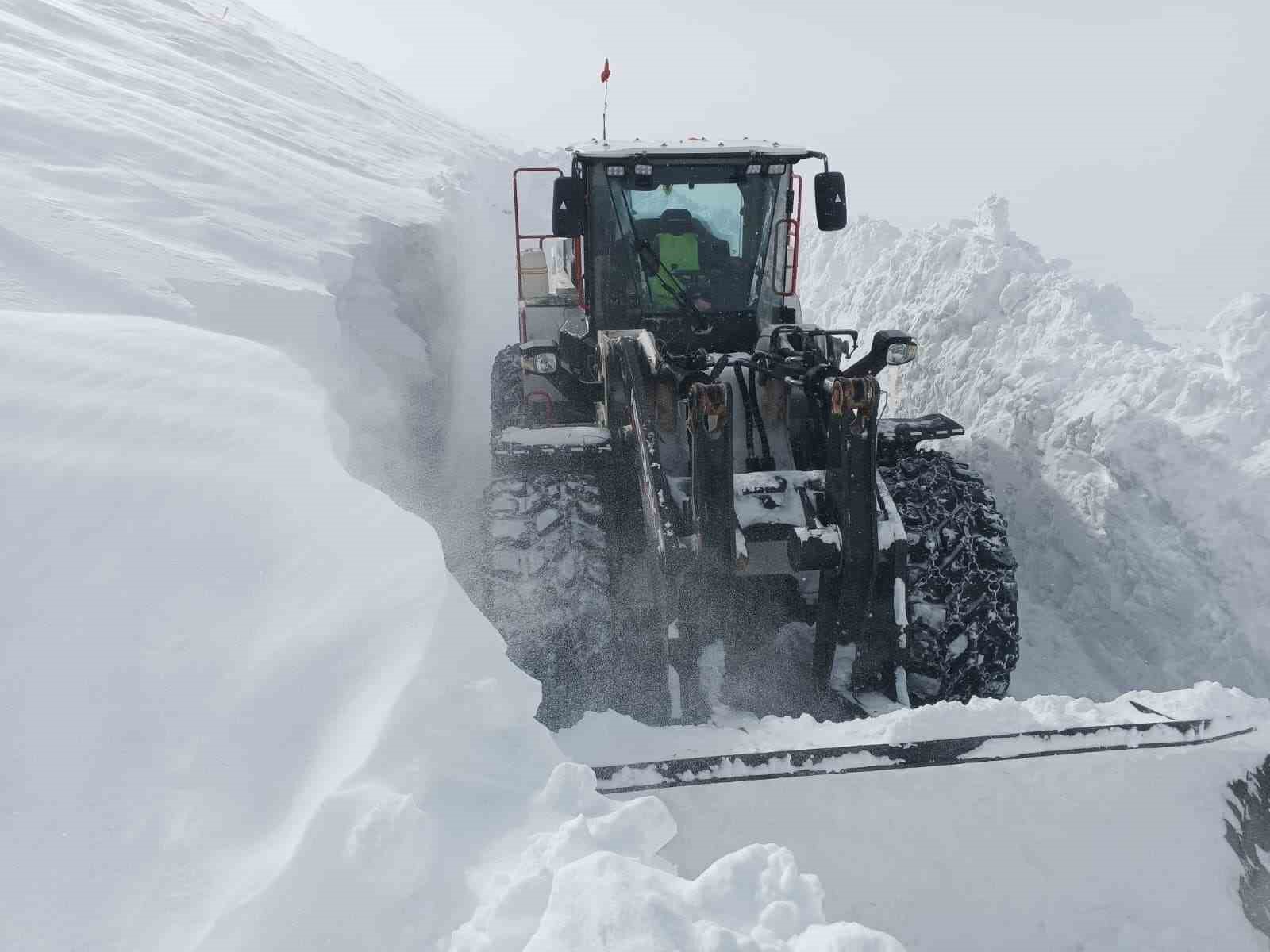 1 metreyi aşan karda yol açma mücadelesi
