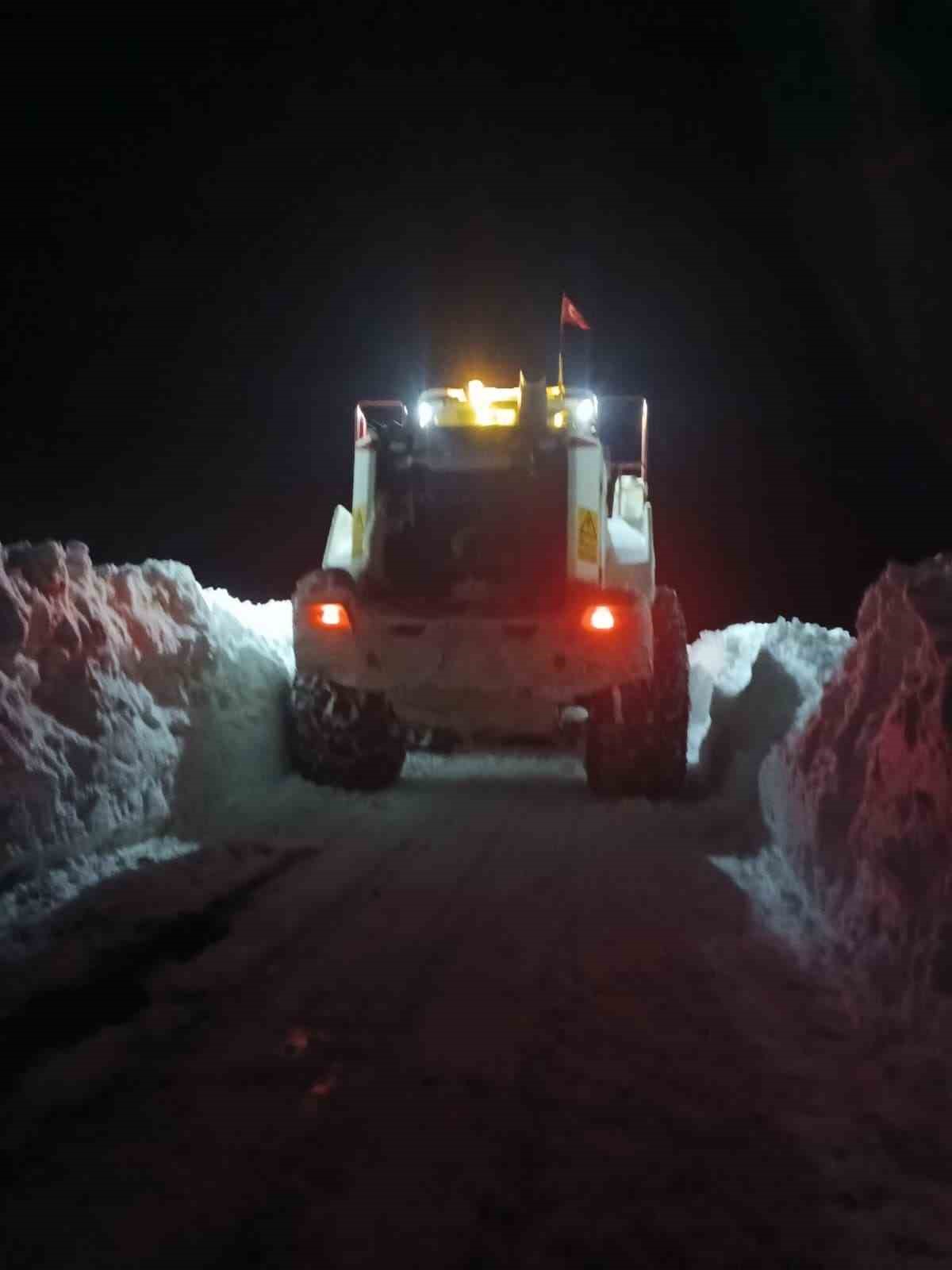 1 metreyi aşan karda yol açma mücadelesi
