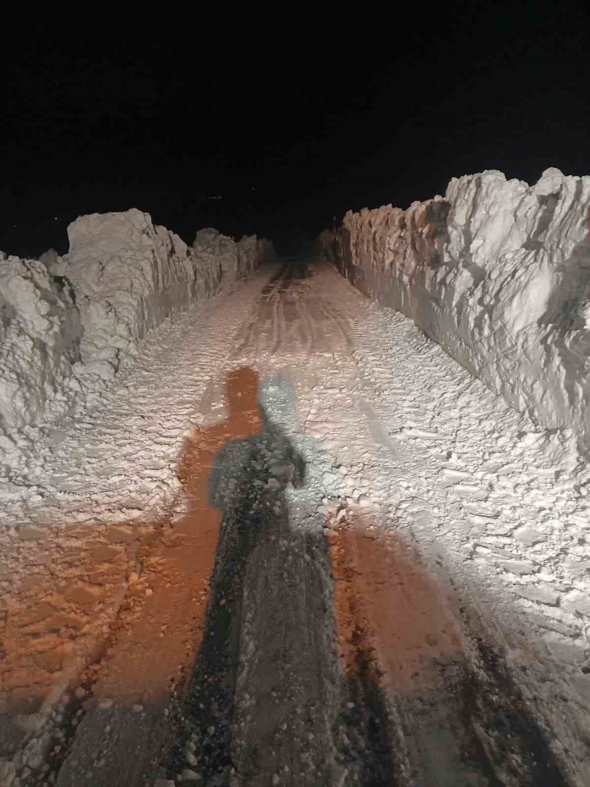 1 metreyi aşan karda yol açma mücadelesi
