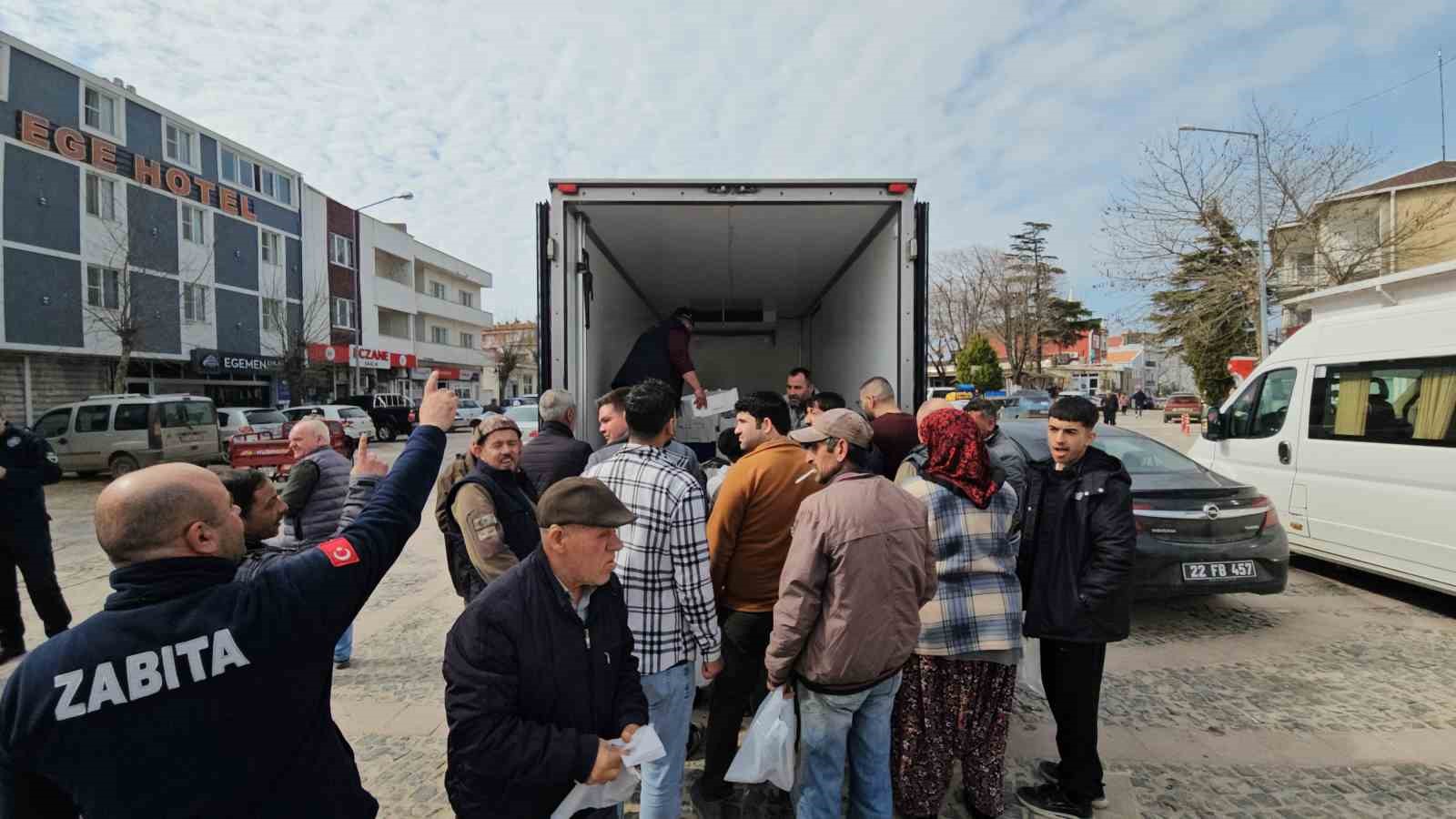 1 ton hamsi 15 dakika da tükendi
