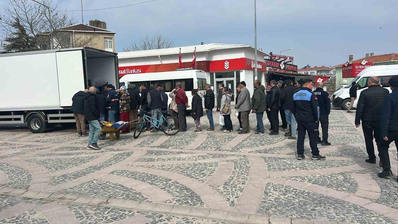 1 ton hamsi 15 dakika da tükendi
