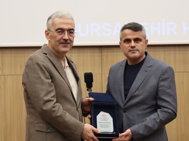 1 yılda 3 bin 766 ameliyat yapan doktora ödül
