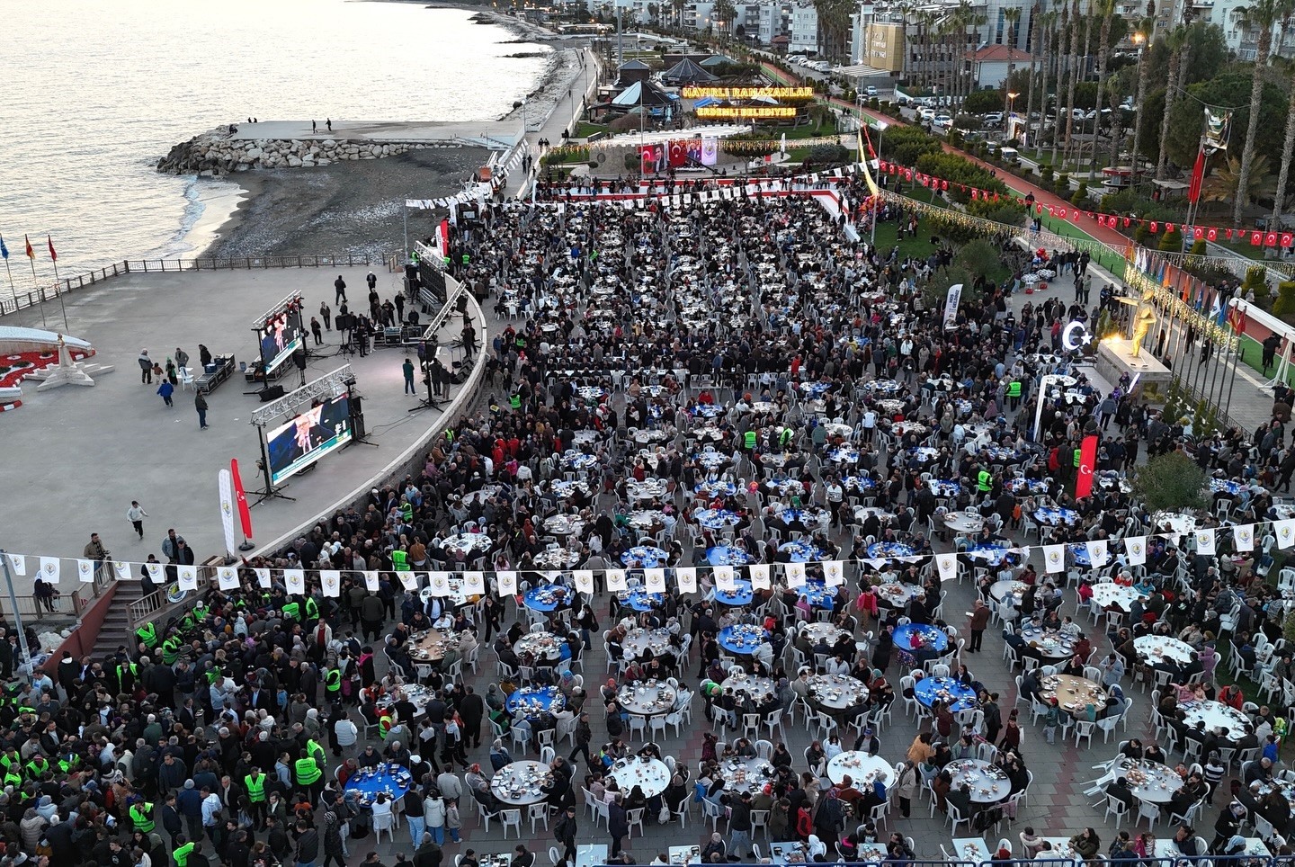 10 bin kişi deniz kenarında iftarda buluştu
