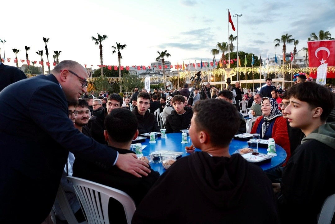 10 bin kişi deniz kenarında iftarda buluştu
