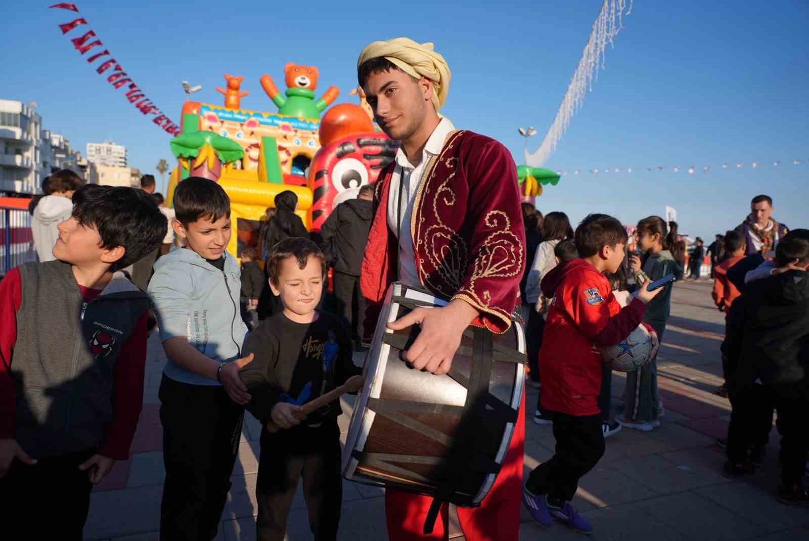 10 bin kişi deniz kenarında iftarda buluştu
