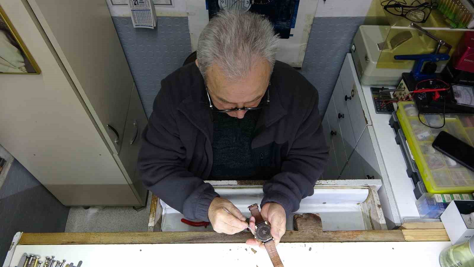 10 metrekare dükkanda 40 yıldır zamana ‘ince ayar’ veriyor
