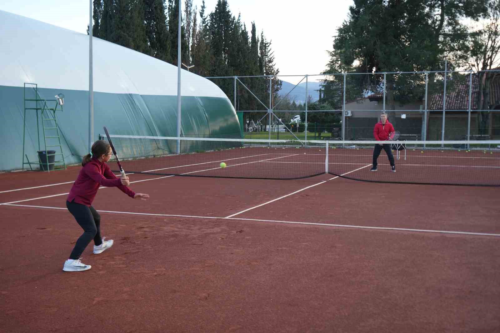 10 yaşında milli takıma seçildi, 16 turnuvada set vermeden şampiyon oldu
10 yaşında milli takıma seçildi, 16 turnuvada set vermeden şampiyon oldu