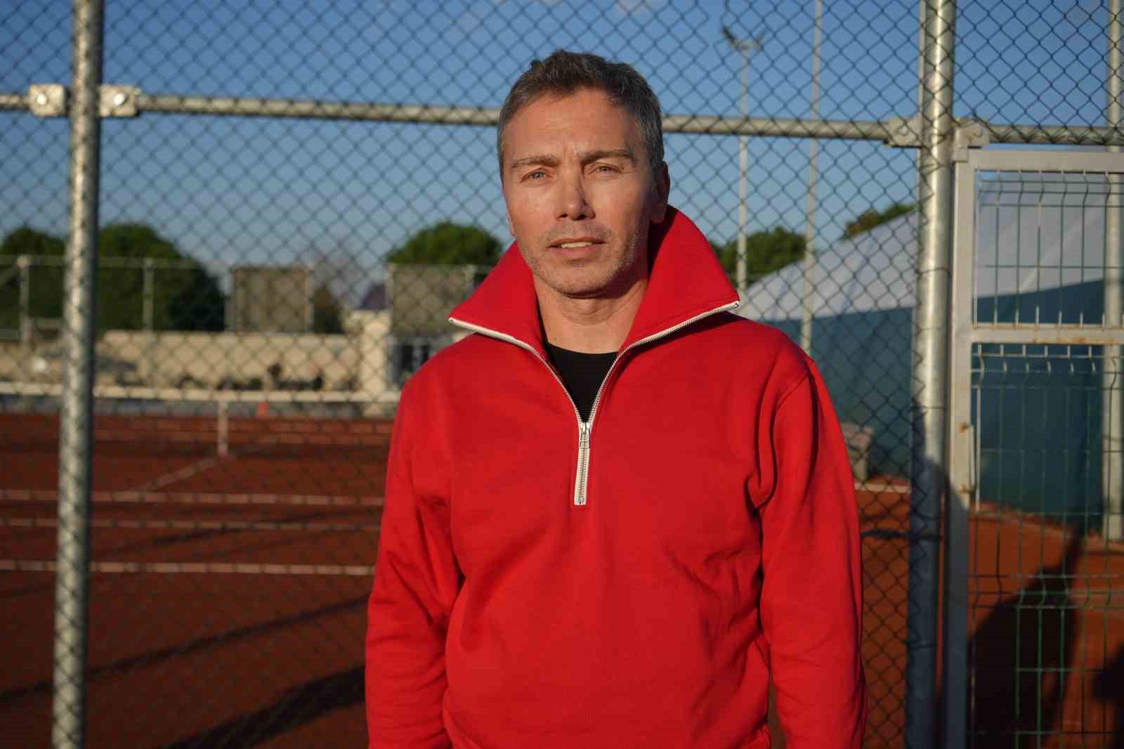 10 yaşında milli takıma seçildi, 16 turnuvada set vermeden şampiyon oldu
10 yaşında milli takıma seçildi, 16 turnuvada set vermeden şampiyon oldu