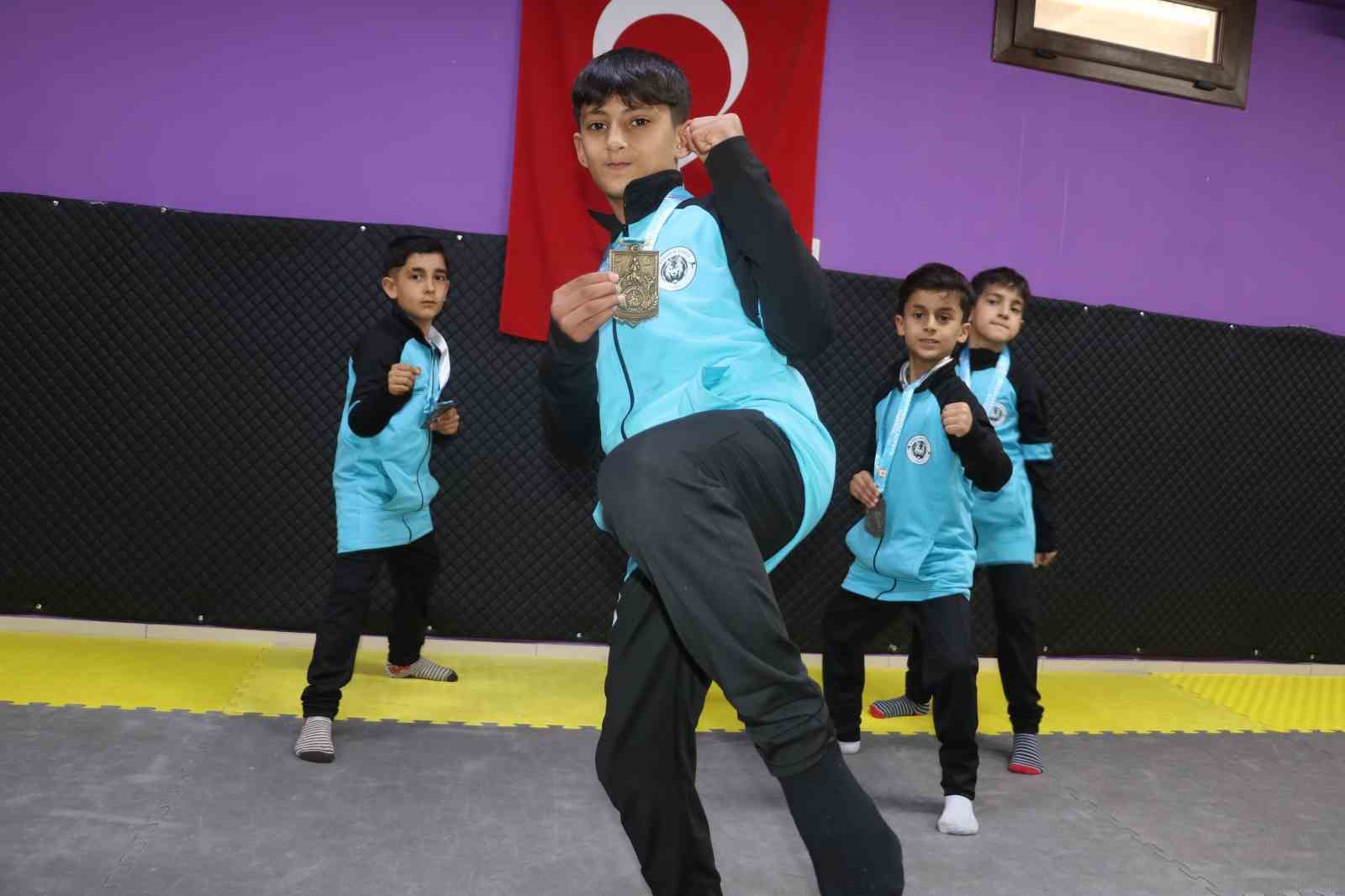 10 yaşındaki karateciden 20 madalyalık büyük başarı
