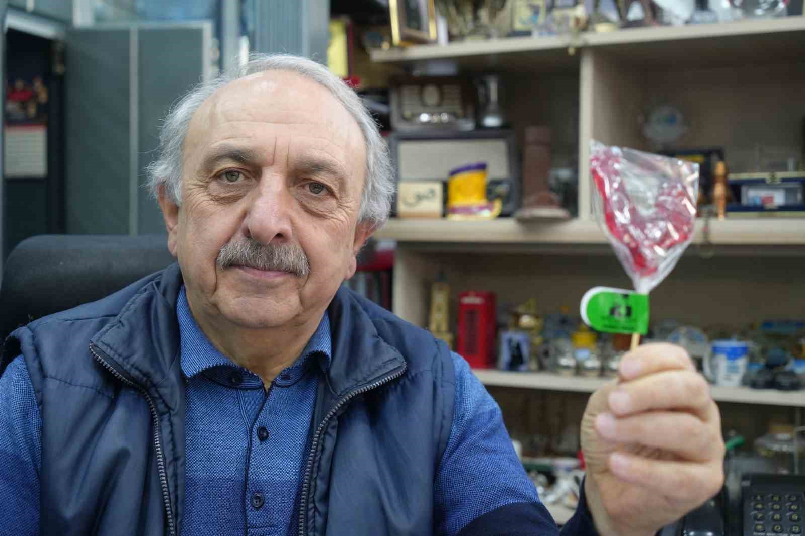 10 yıldır her Ramazan’da iftarlık olarak horoz şekeri dağıtıyor
