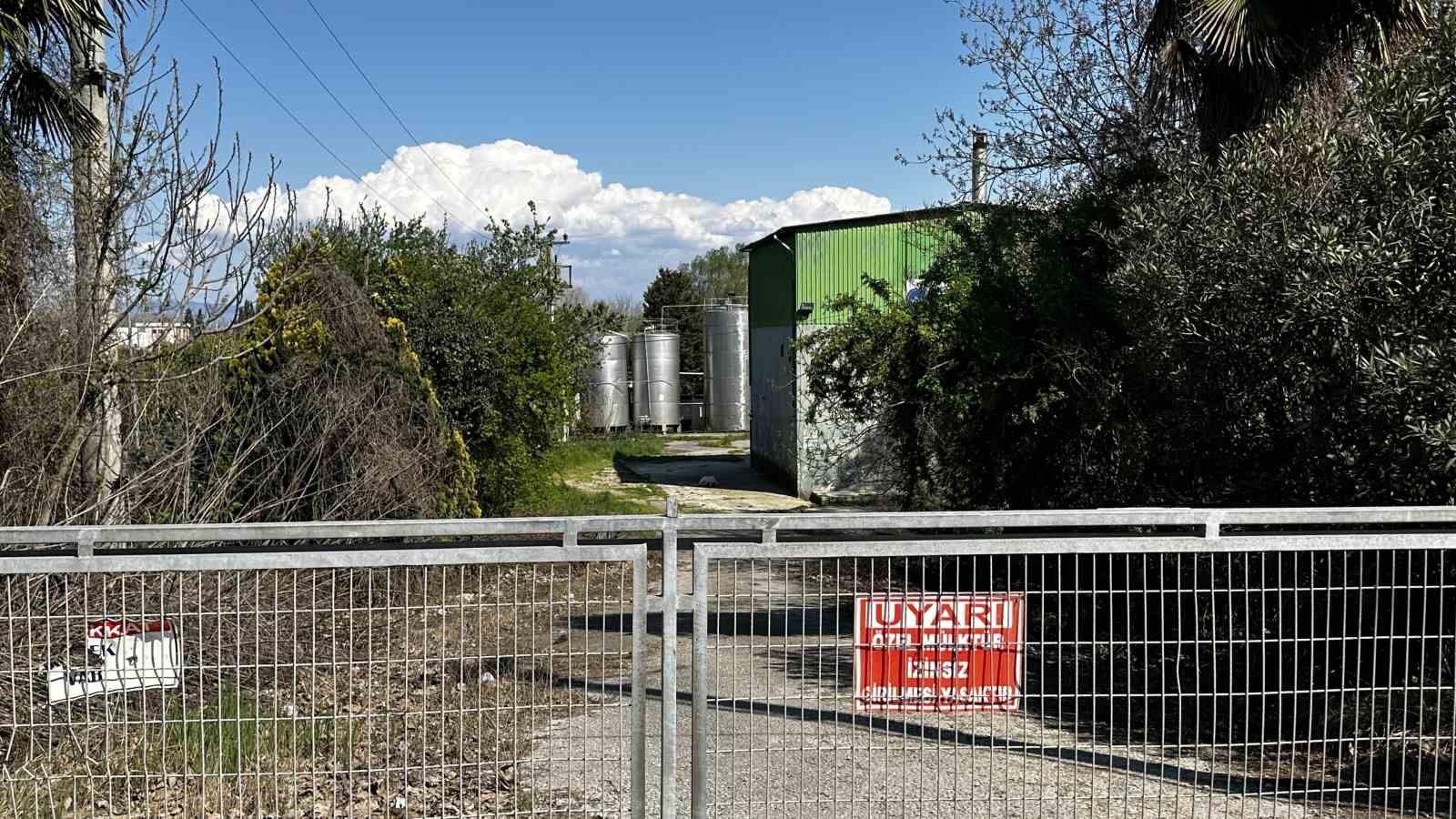 10 yıldır ödenmeyen süt paraları için fabrika önünde toplandılar
