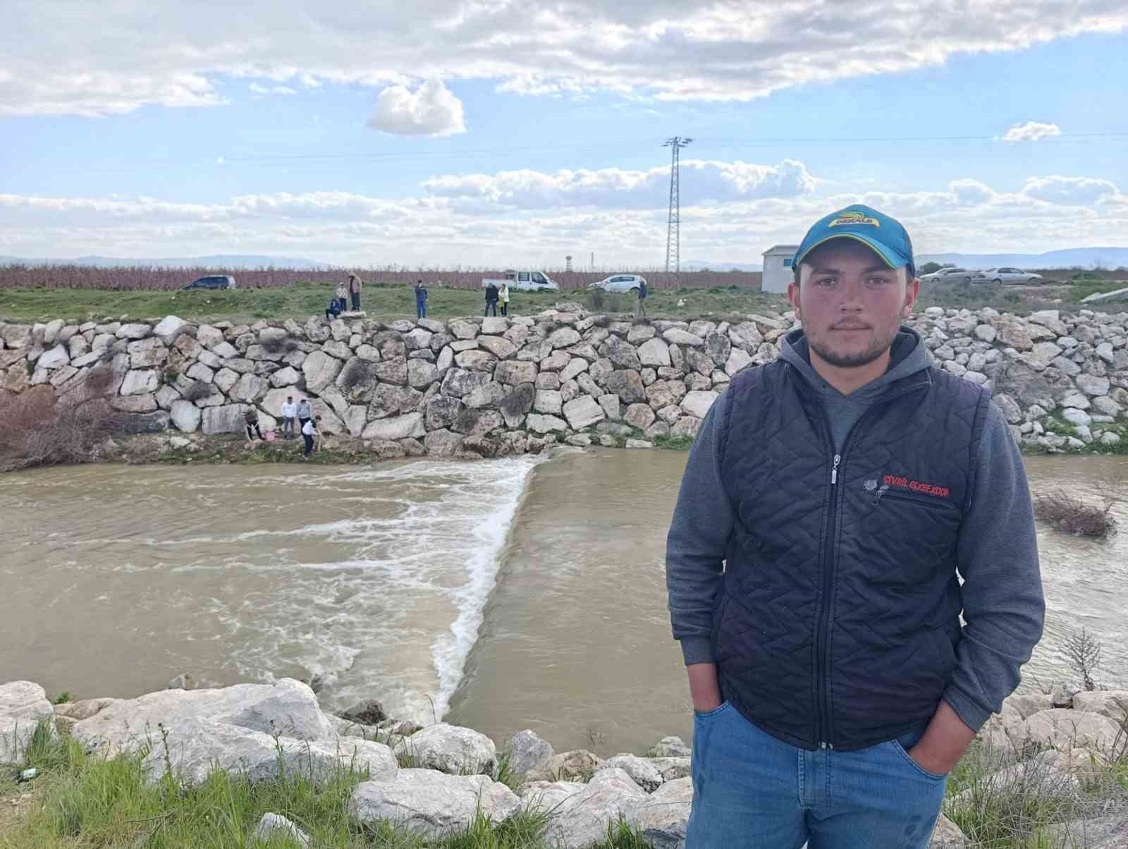 10 yıllık kuraklığın hakim olduğu çayda balık avladılar
