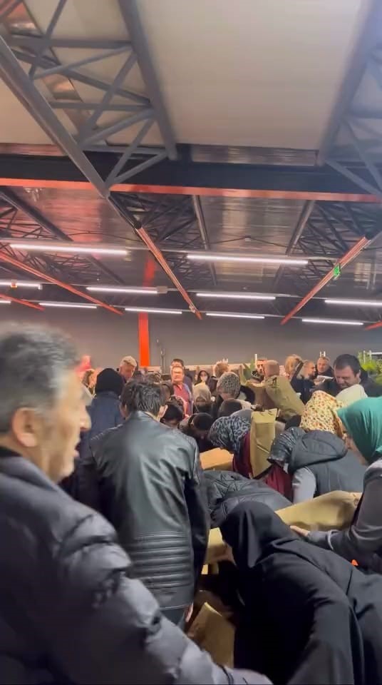 100 TL’lik indirim izdihamı: Birbirlerini ezdiler
