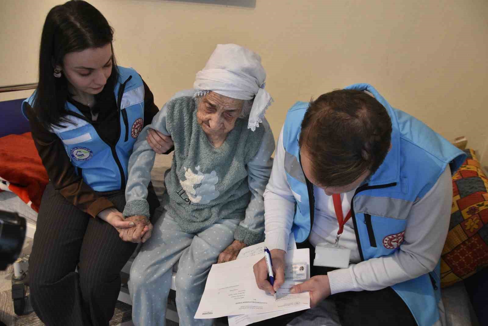 101 yaşındaki hastaya evde özel bakım
