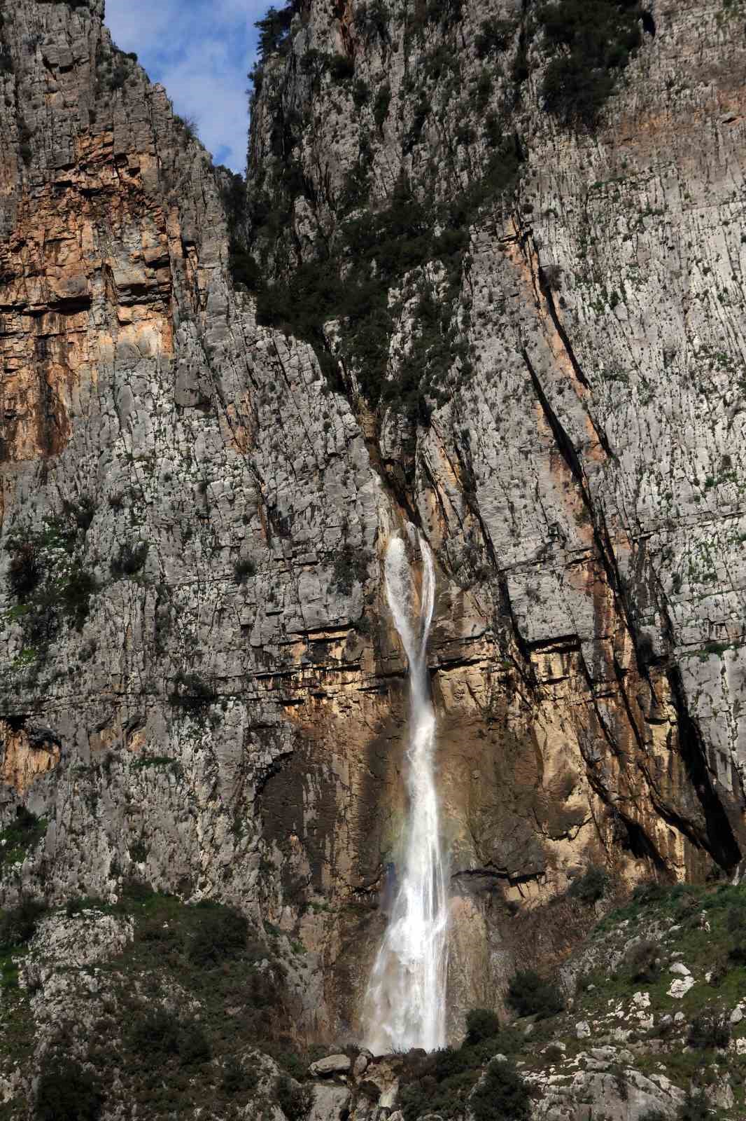 104 metrelik ‘Su Uçkun Şelalesi’ doğaseverlerin yeni gözdesi
