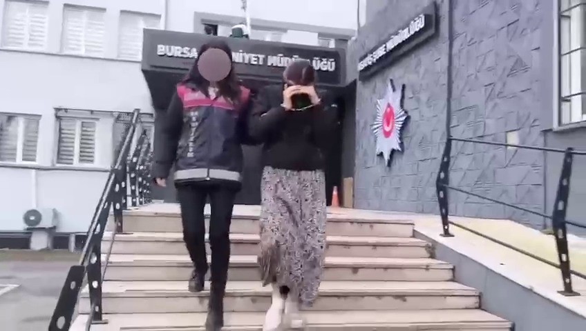 107 suç kaydı olan kadın hırsız, polis baskınında baza altında yakalandı
