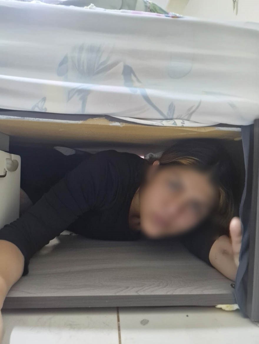 107 suç kaydı olan kadın hırsız, polis baskınında baza altında yakalandı
