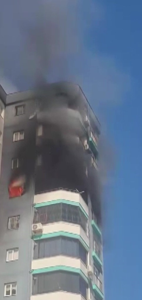 10’uncu katta yangın: Polis, havaya ateş açarak vatandaşları uzaklaştırdı

