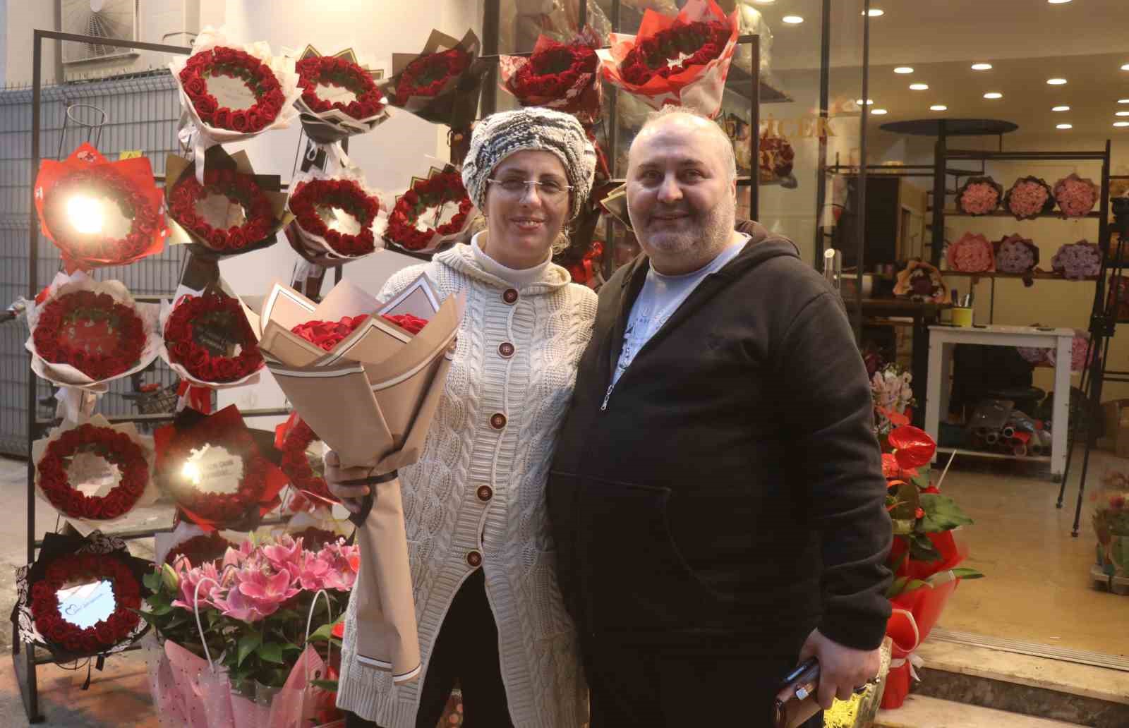"11 kez istedim, 11’incide aldım" dedi, 26 yıllık aşkını gül ile taçlandırdı
