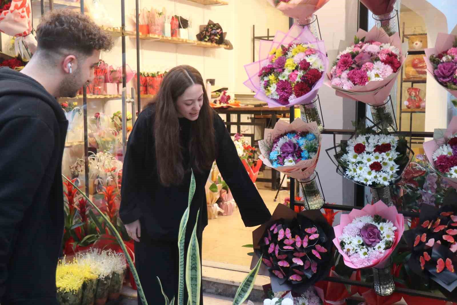 "11 kez istedim, 11’incide aldım" dedi, 26 yıllık aşkını gül ile taçlandırdı
