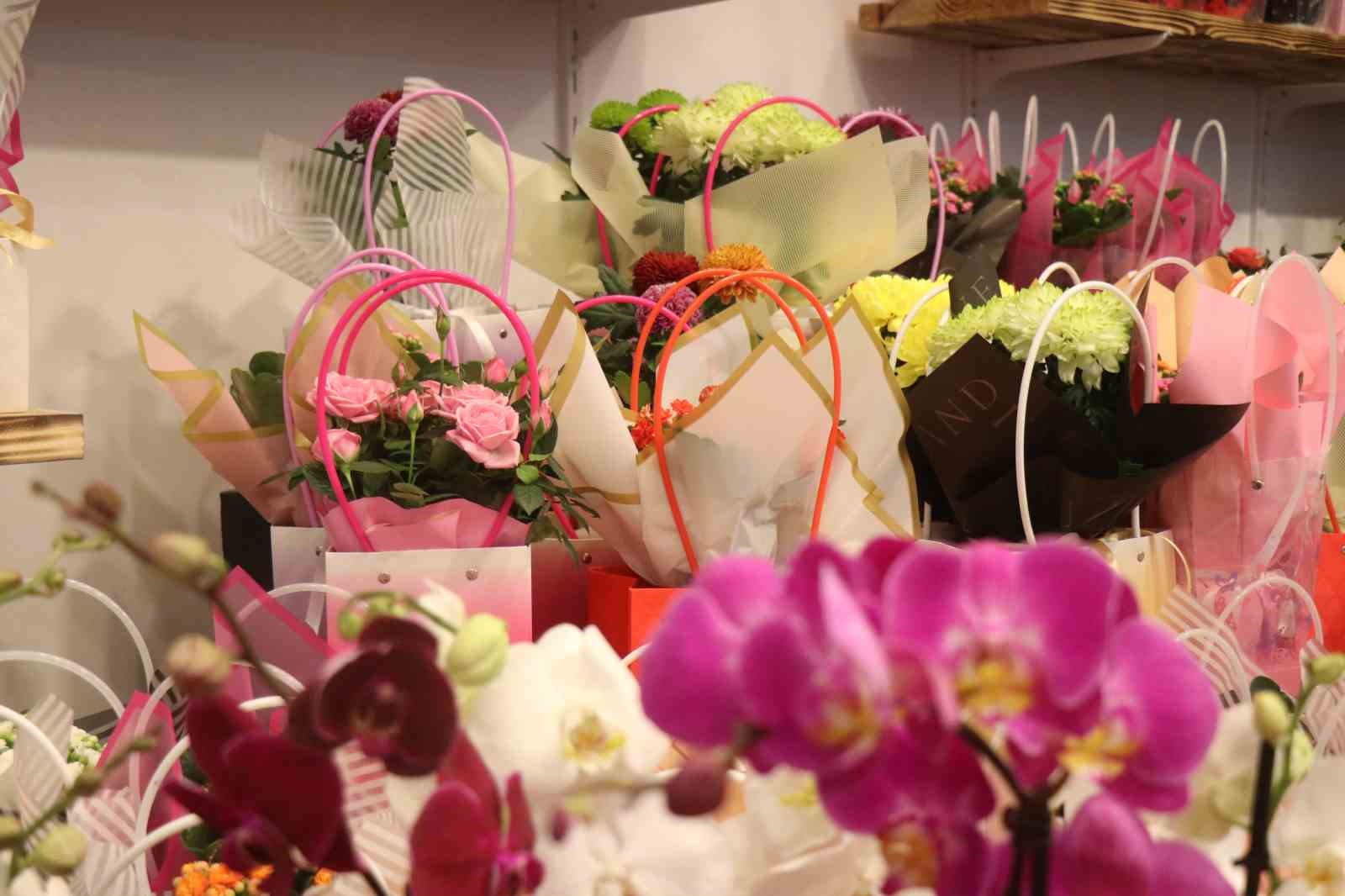 "11 kez istedim, 11’incide aldım" dedi, 26 yıllık aşkını gül ile taçlandırdı
