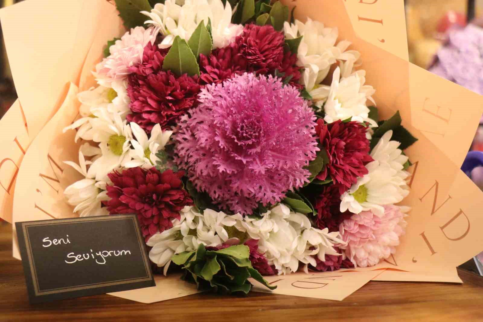 "11 kez istedim, 11’incide aldım" dedi, 26 yıllık aşkını gül ile taçlandırdı
