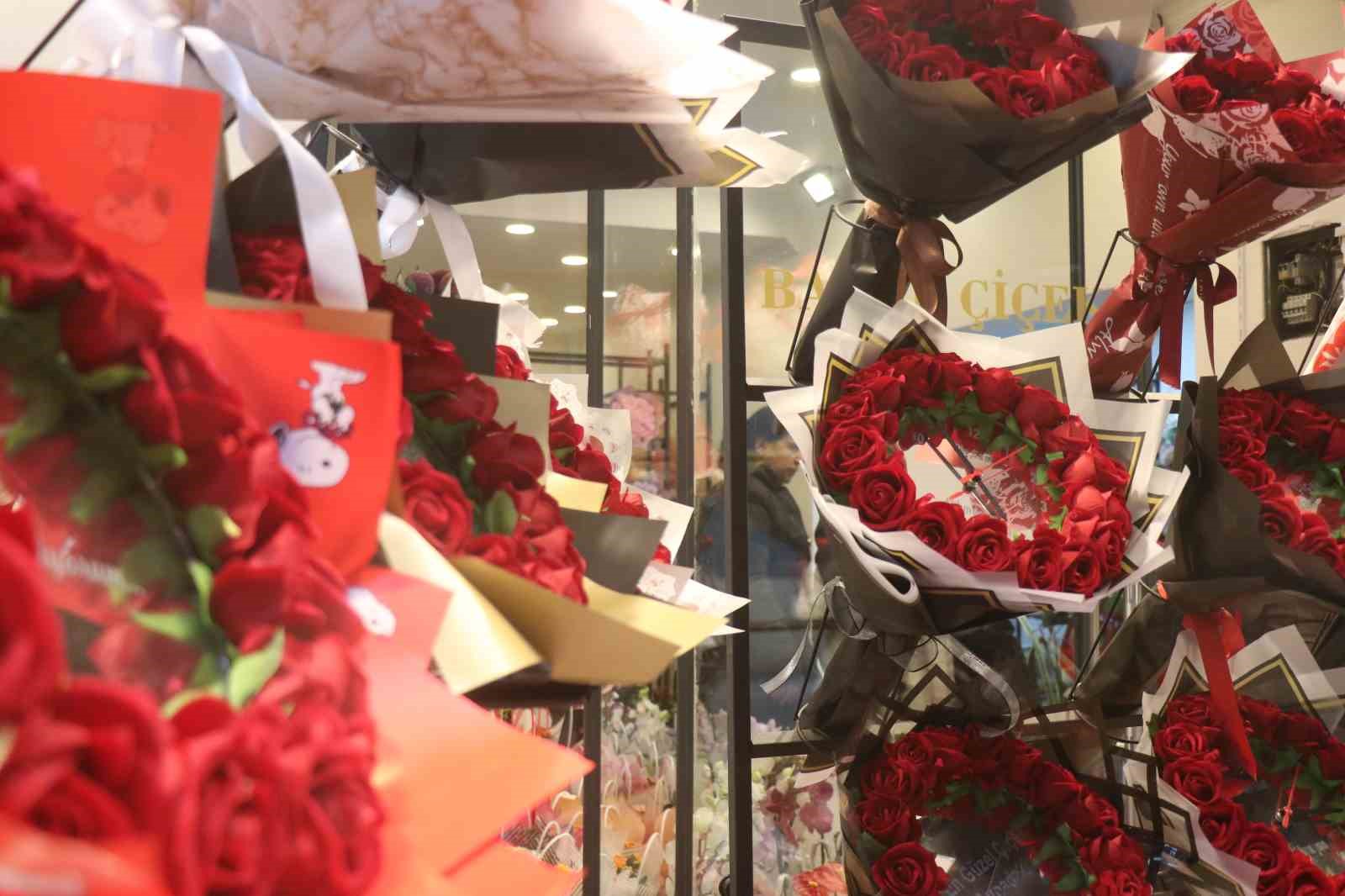 "11 kez istedim, 11’incide aldım" dedi, 26 yıllık aşkını gül ile taçlandırdı
