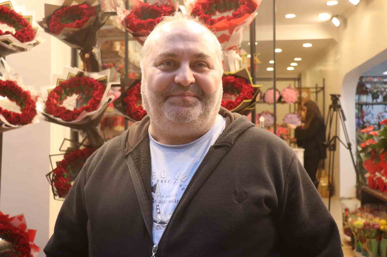 "11 kez istedim, 11’incide aldım" dedi, 26 yıllık aşkını gül ile taçlandırdı
