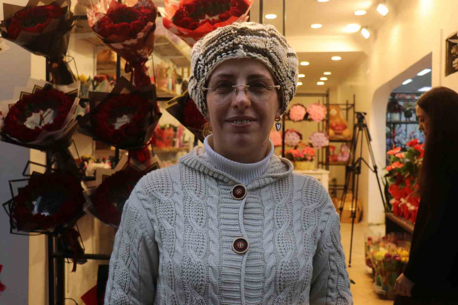 "11 kez istedim, 11’incide aldım" dedi, 26 yıllık aşkını gül ile taçlandırdı
