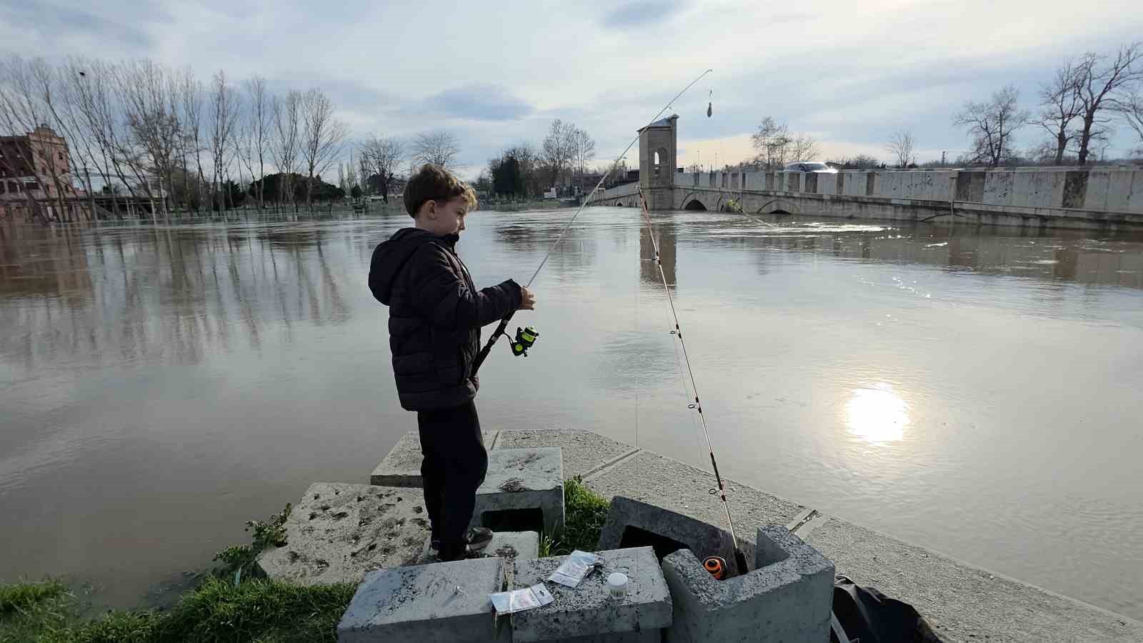 11 yaşındaki çocuk, taşkın bölgesine balık tutmaya geldi
