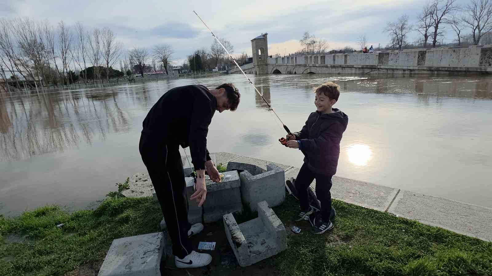 11 yaşındaki çocuk, taşkın bölgesine balık tutmaya geldi
