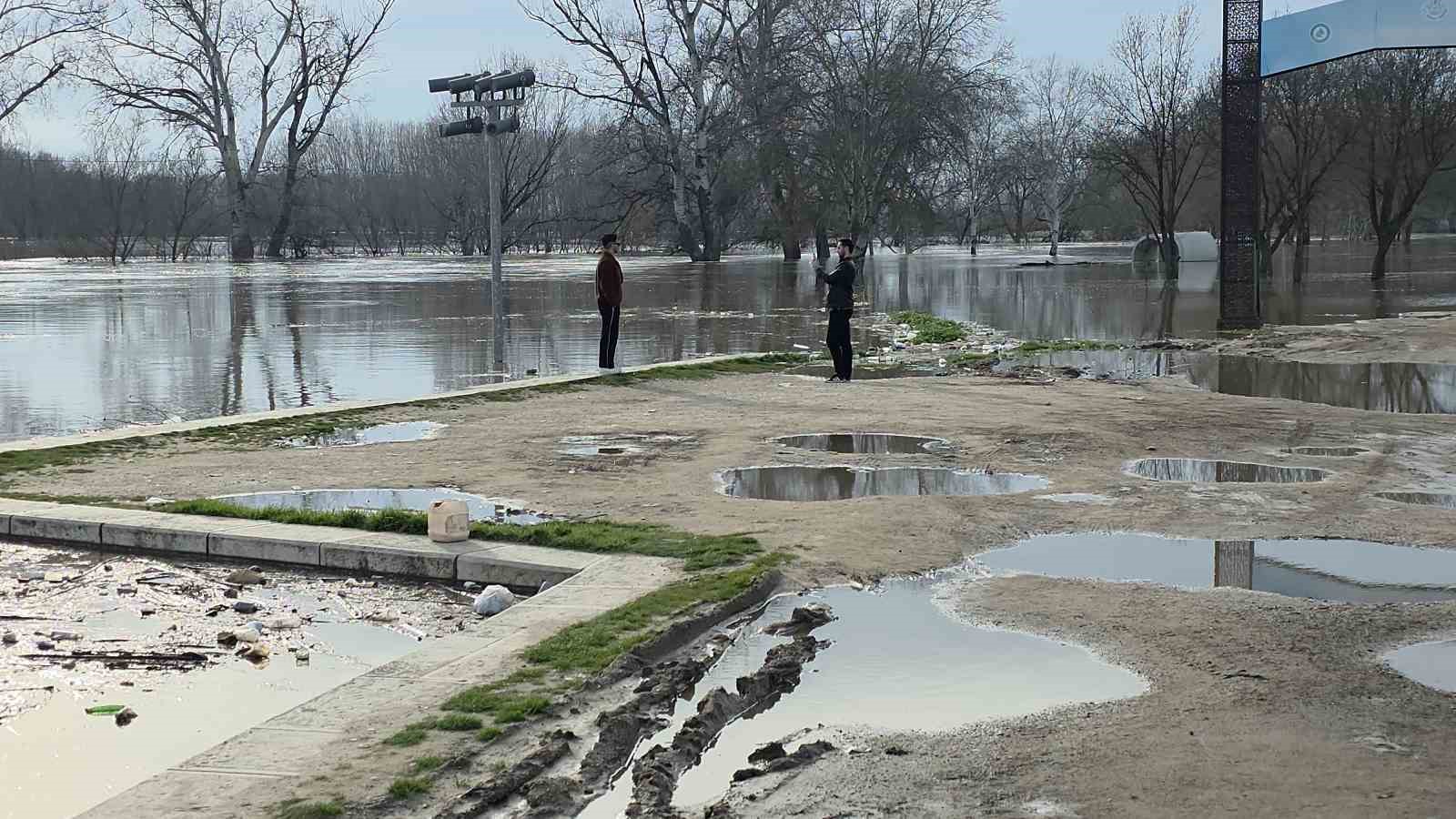 11 yaşındaki çocuk, taşkın bölgesine balık tutmaya geldi
