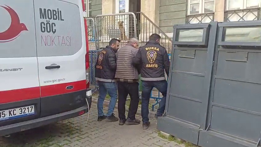 11 yıl kaçtı, 9 estetikle yeni yüz yaptı... Yeni hayat kurup yıllarca maaşla çalışan katil işçi servisinde yakalandı
