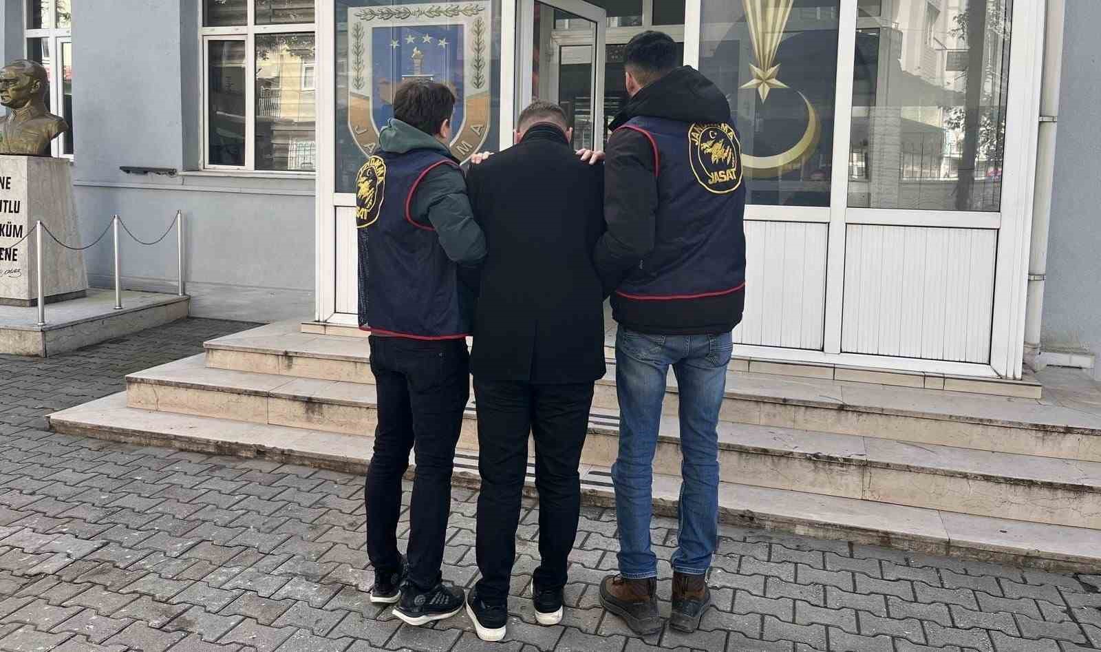 11 yıl ve 9 yıl hapisle aranan 2 hükümlü, jandarmadan kaçamadı
