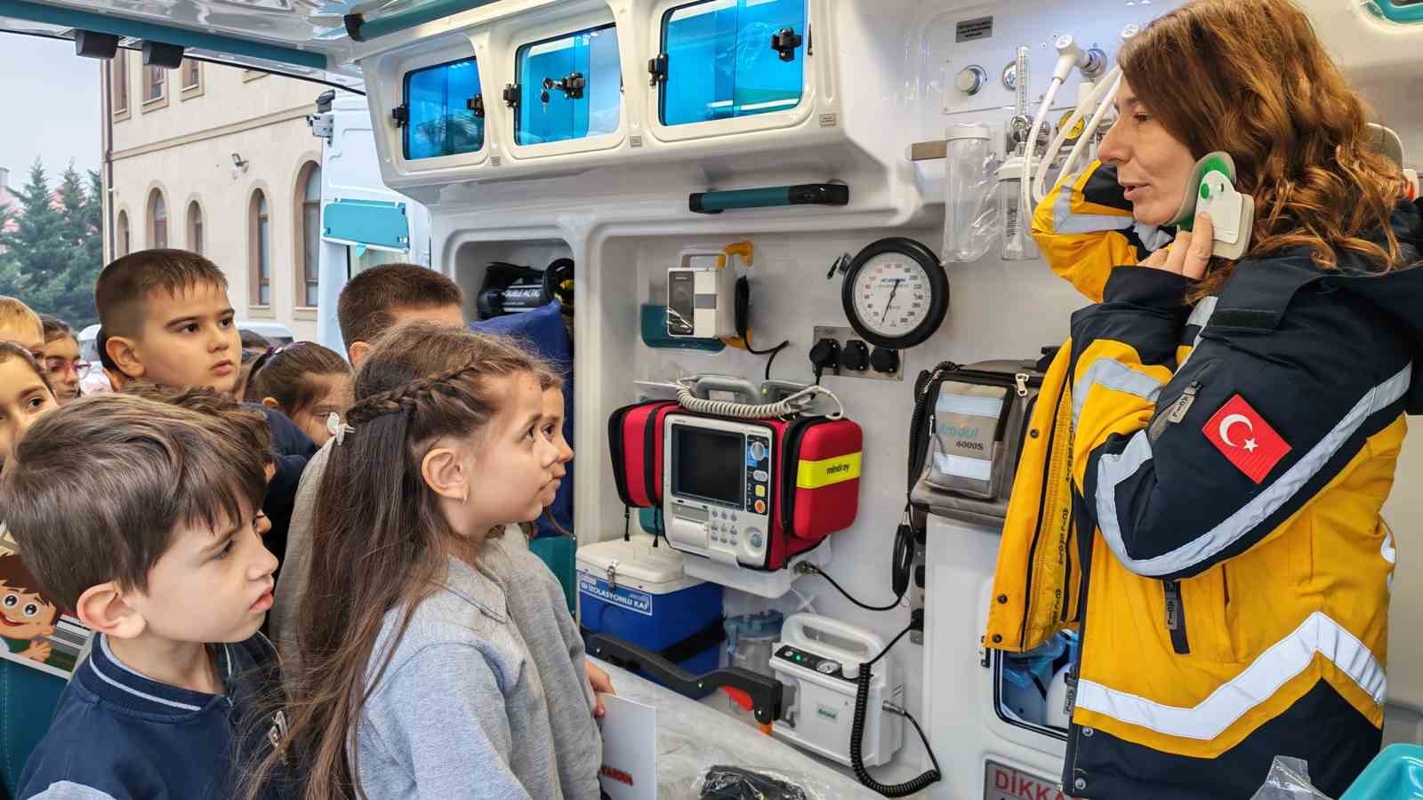 112’den minik Yağmur ve arkadaşlarına karne hediyesi
