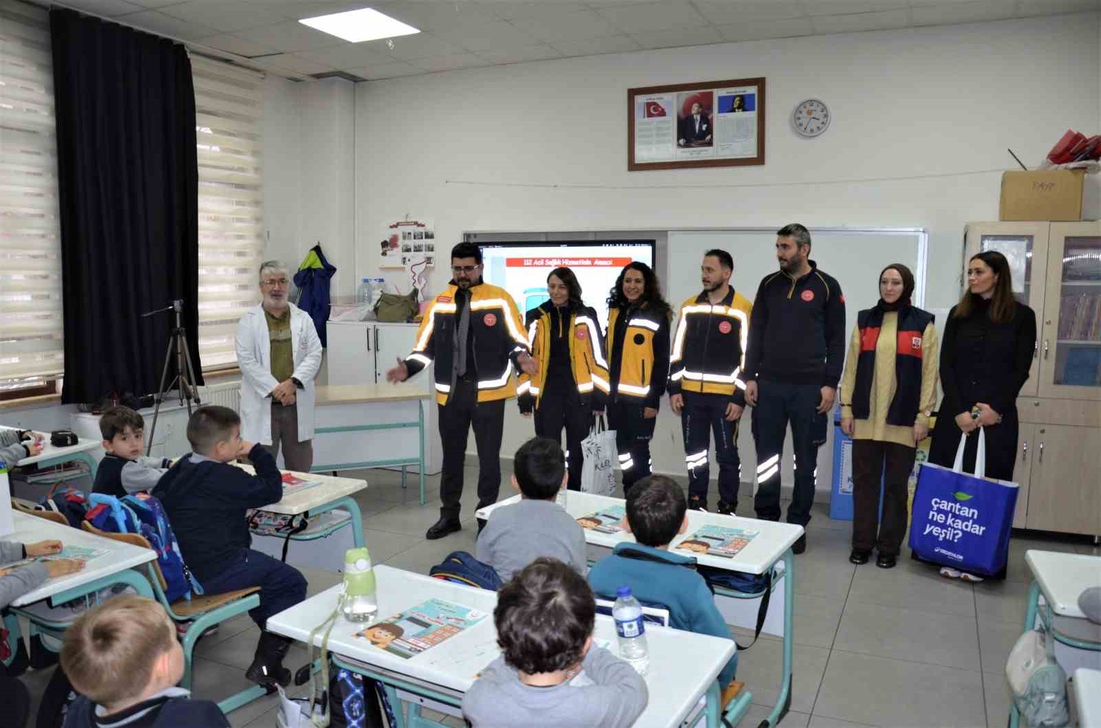 112’den minik Yağmur ve arkadaşlarına karne hediyesi
