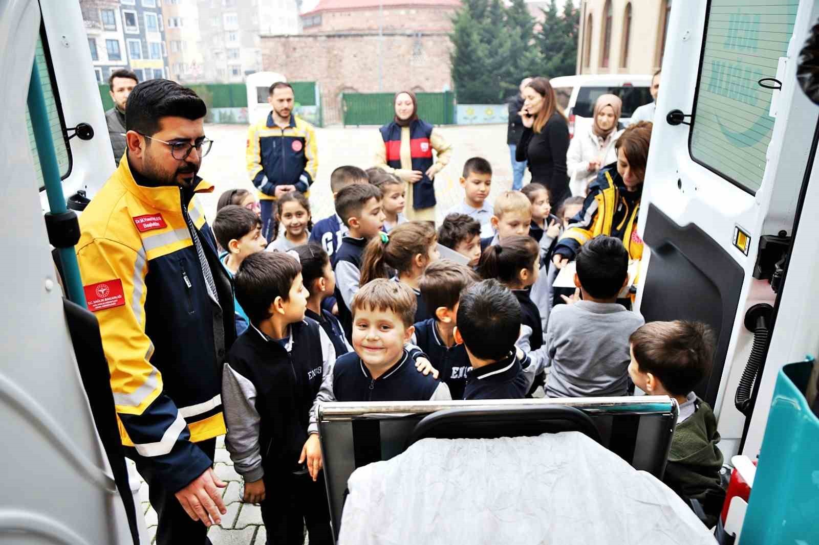 112’den minik Yağmur ve arkadaşlarına karne hediyesi
