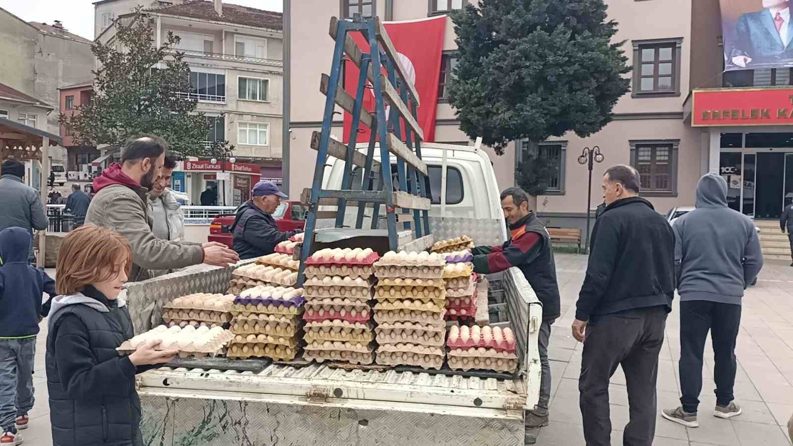 12 bin köy yumurtasını meydanda ücretsiz dağıttı
